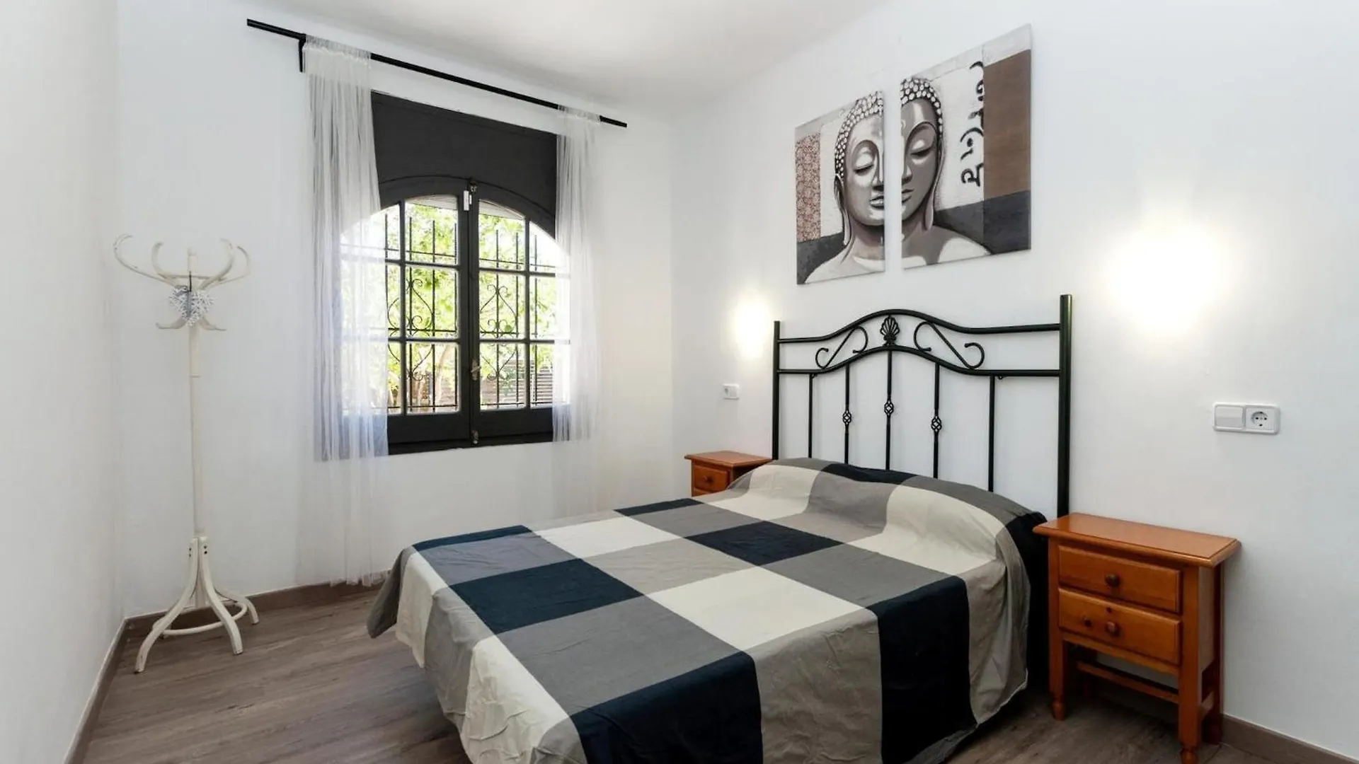 Beautiful 3-Bedroom Holiday Home In Roses 0*,  Spagna