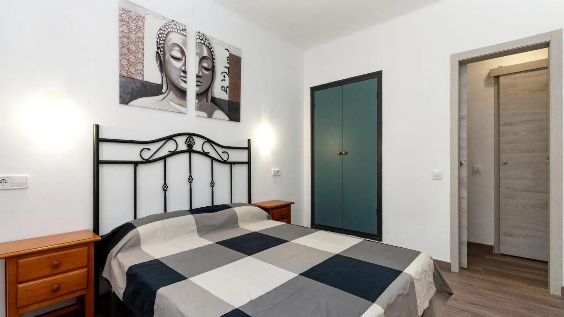 Beautiful 3-Bedroom Holiday Home In Roses