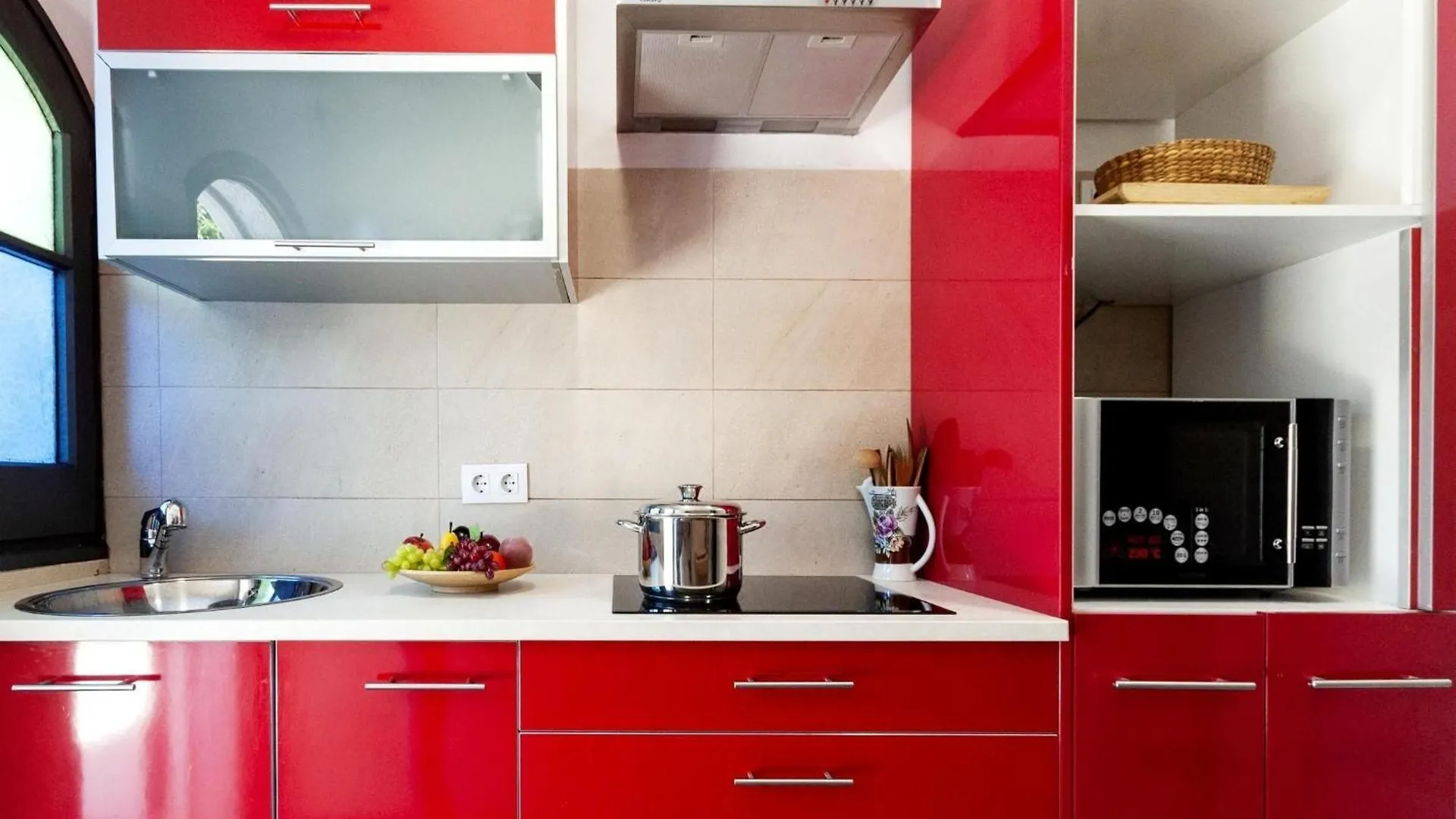Beautiful 3-Bedroom Holiday Home In Roses